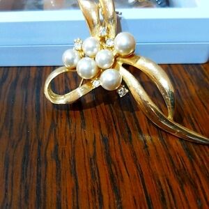 VINTAG BROOCHE ! Gold tone..faux pearl...PRETTY
